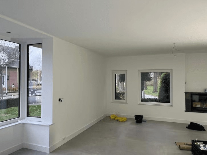 Woonkamer met erker, wanden en plafond in uitvoering